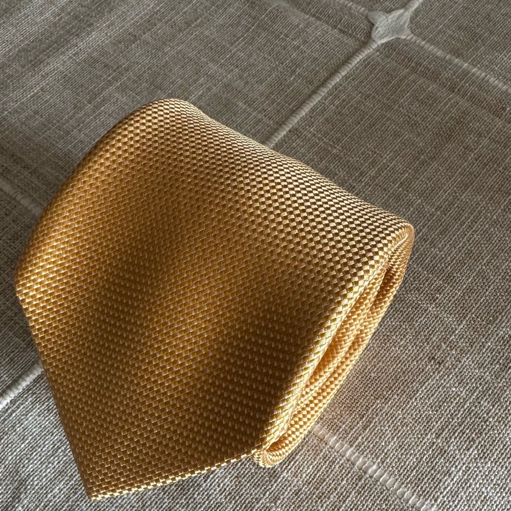 MICHAEL KORS 100% men’s silk tie. Tiny checkered finish.